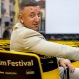 Le réalisateur Basil Da Cunha, vaudois et portugais, est venu présenter son film "Manga D'Terra" au Festival du film de Locarno : il s'agit du seul film suisse retenu en compétition internationale pour le Léopard d'or qui sera décerné. samedi.